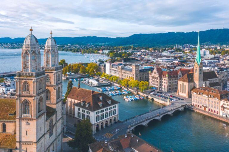 Panoramablick auf Zürich mit Limmat – Organisationsanalyse für ein Amt des Kantons Zürich durch Svolta Strategieberatung.